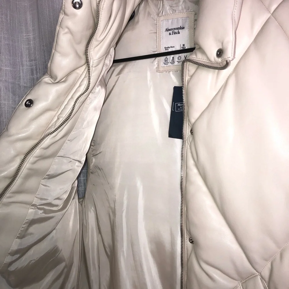 Abercrombie & Fitch Women's Beige Puffer Vest Medium NWT